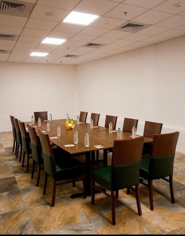 Hotel Mumbai House Airoli, 나비뭄바이 외부 사진